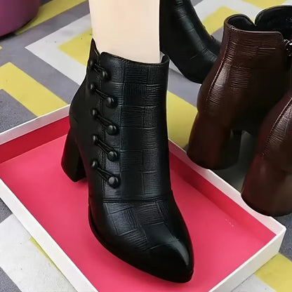 Botas de mujer con tacón grueso y punta en punta.