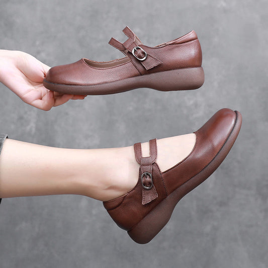 Zapatos de cuero de madre de mediana edad