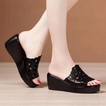 Sandalias peep-toe con tacón de cuña estampado