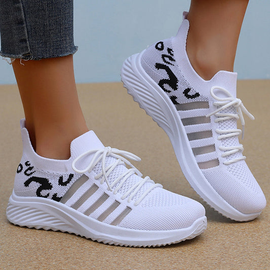 Nuevos zapatos blancos de malla