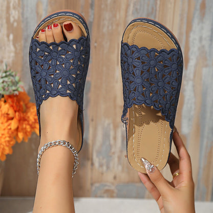 Sandalias de cuña con flores recortadas